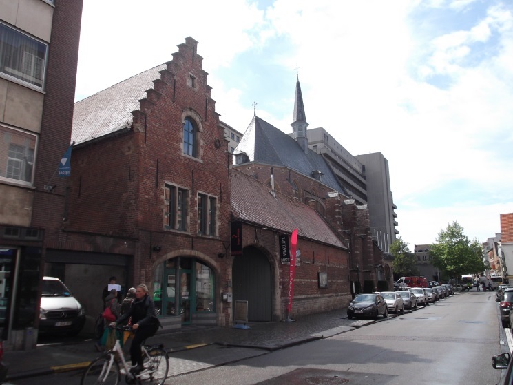 Zicht op het bewaard gebleven poortgebouw in de Brusselsestraat, dat toegang geeft tot een gekasseide binnenkoer waarrond de hoeve-gebouwen in L-vorm zijn gelegen