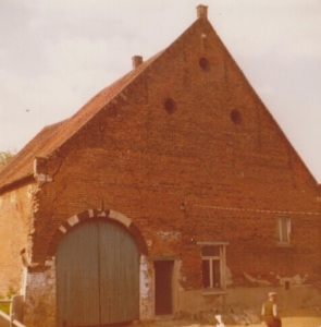 Zicht op de zuidgevel van de graanschuur (afgebroken in 1975)